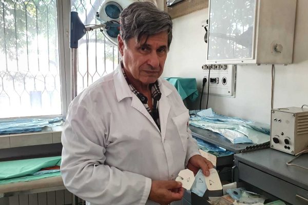 Доц. Цоло Цолов показва част от находките (1)